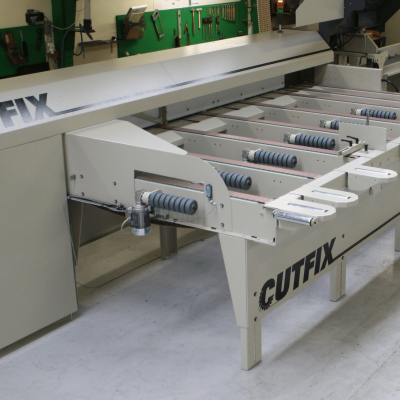 Infeed rollers to buffer table from other machines